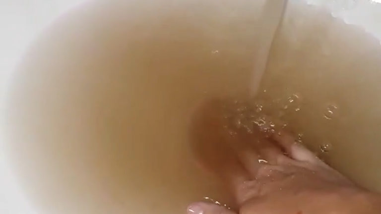 Грязь из-под крана. Какую воду подают в дома беловчан