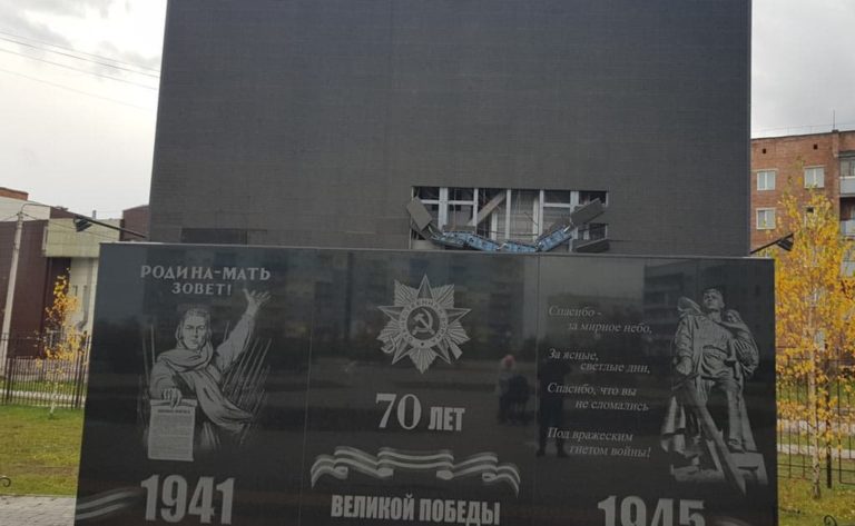 В Белове в парке «Победа» вандалы сломали светодиодный экран