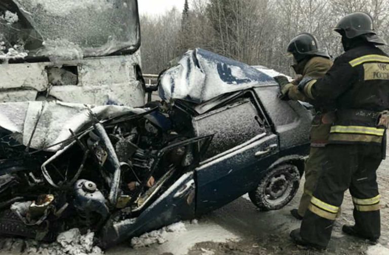 Два жестких ДТП с погибшими случились в Кузбассе за выходные
