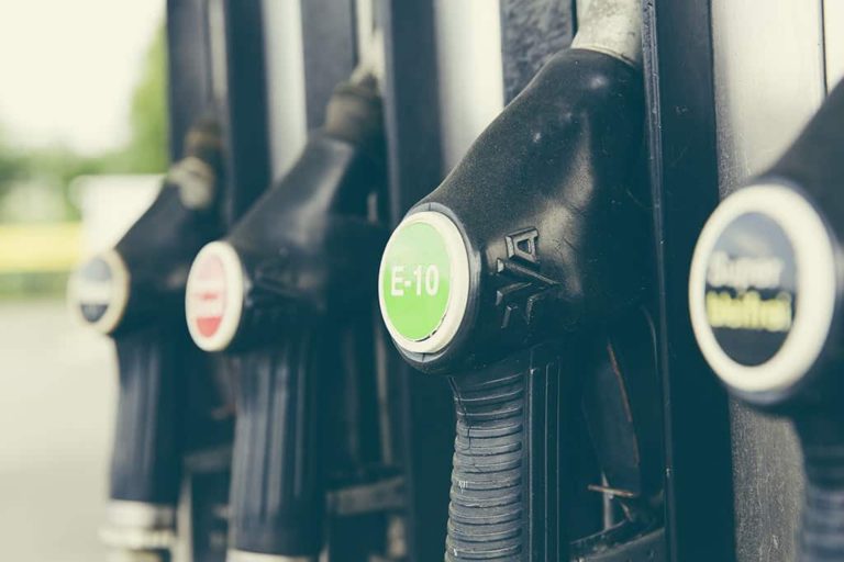 Правительство и нефтяники договорились сдерживать цены на бензин