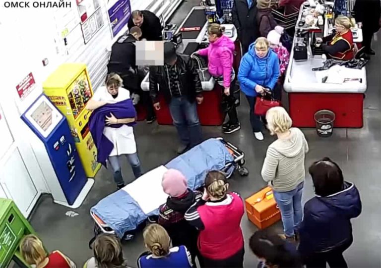 Россиянка родила на кассе супермаркета. Видео