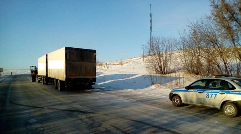 Инспекторы ГИБДД помогли замерзающему на трассе дальнобойщику