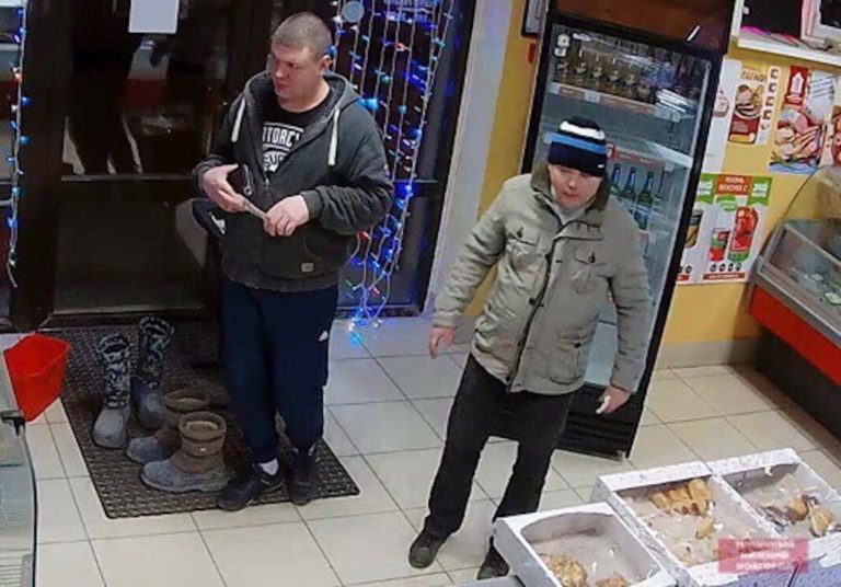 Только попробуй натоптать. Уборщица заставила разуться покупателей