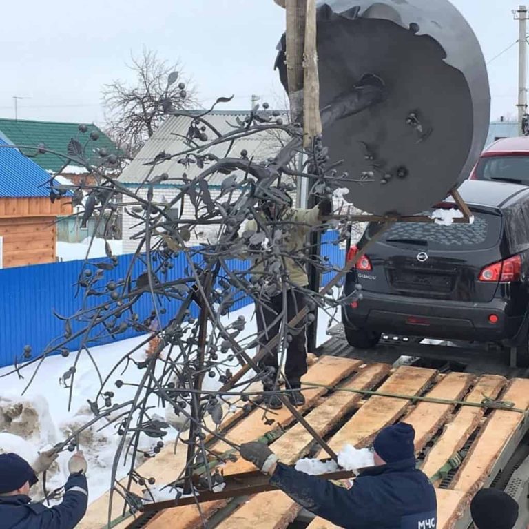 Дерево памяти жертв пожара в «Зимней вишне» прибыло в Кемерово