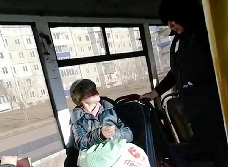 В Белове кондуктор выгнала из автобуса вонючую пассажирку