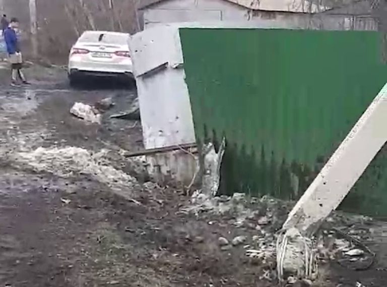 В Краснобродском иномарка протаранила бетонный столб