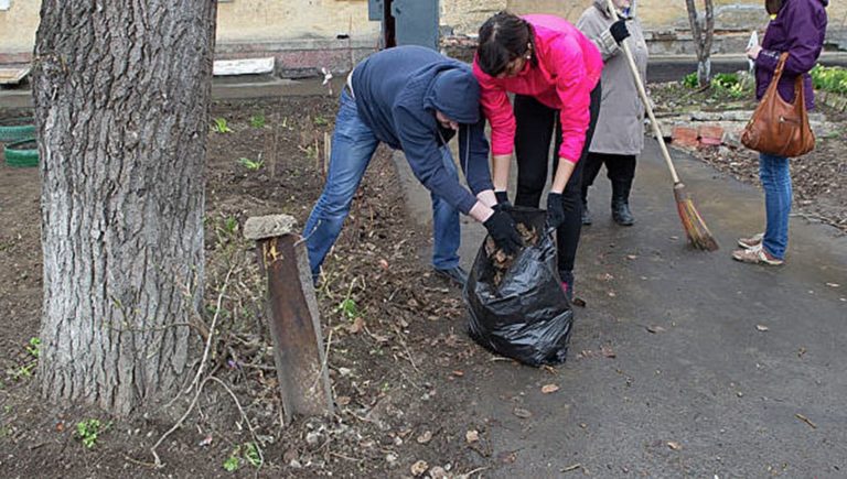 Бюджетников выгнали на субботник в дождь, снег и ветер