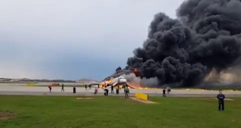 В Шереметьево при экстренной посадке загорелся самолет