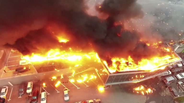 Пожар в Кемерово, горит автосалон. Видео с высоты
