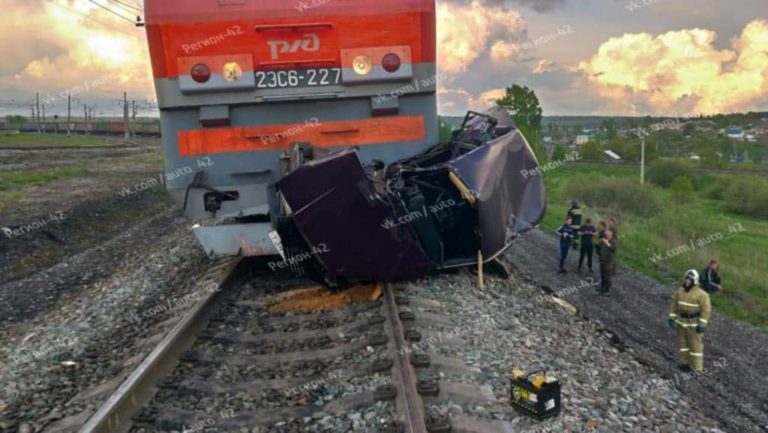 В Кузбассе поезд раздавил легковушку. Фото