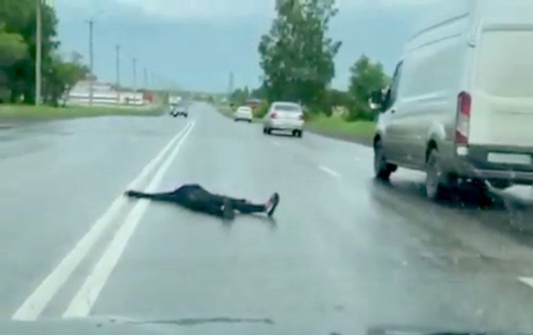 В Белове странная женщина улеглась посреди дороги
