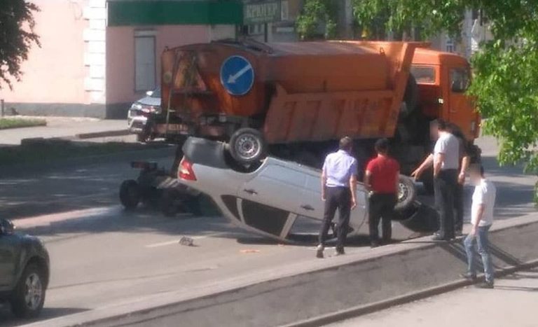 Перевернулся при попытке уклониться