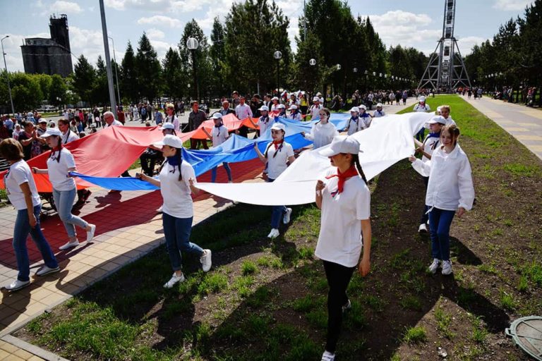 В Белове День России отметили праздничными шествиями