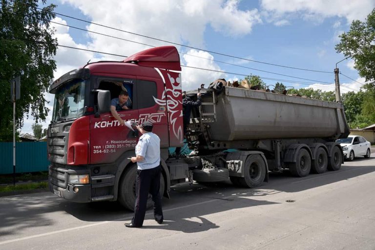 Большегрузы продолжают давить беловские дороги