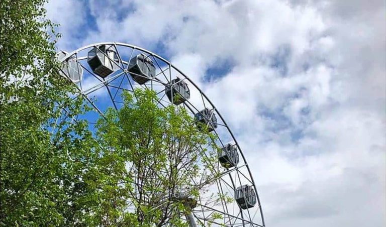 Люди поспешили выпрыгивать из кабинок