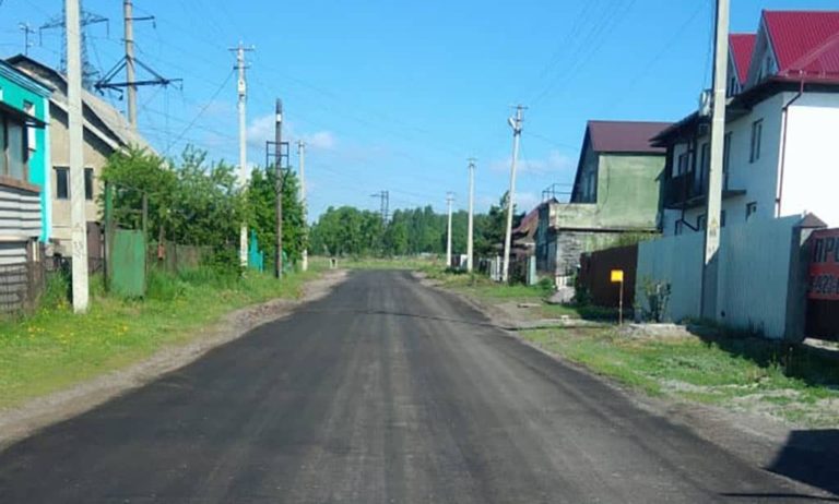Дядя Лёня из Инского заасфальтировал свою улицу