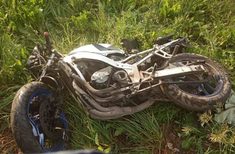 Мотоциклист и его пассажир серьезно пострадали в ДТП