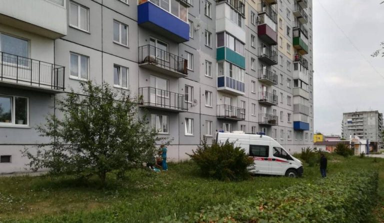В третьем микрорайоне женщина выпала из окна
