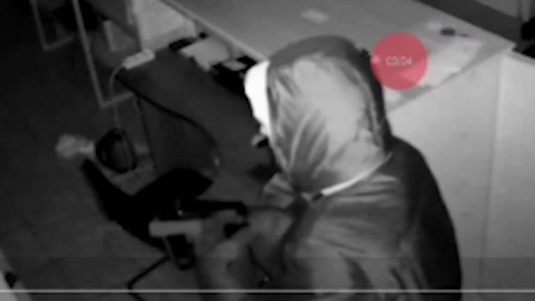 Обокравший ломбард вор думал, что хитрее полиции