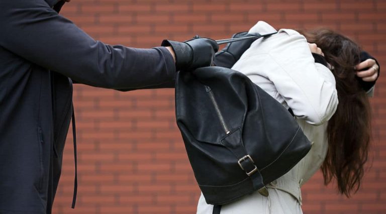 В Белове рецидивист пытался затащить девочку в гараж