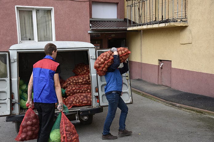В Белове началась выдача овощных наборов