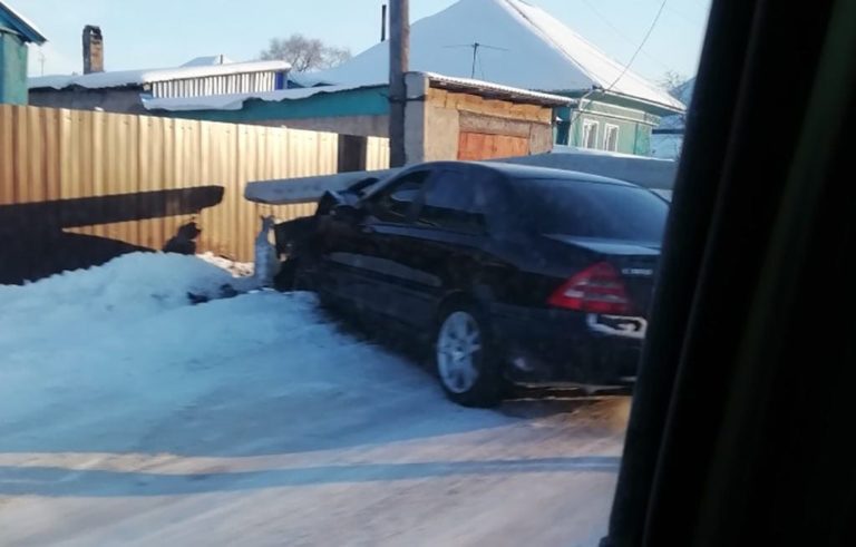 В Белове Мерседес врезался в бетонный столб