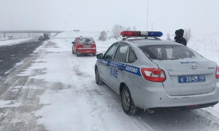 Экипажи ГИБДД помогают автомобилистам на дорогах