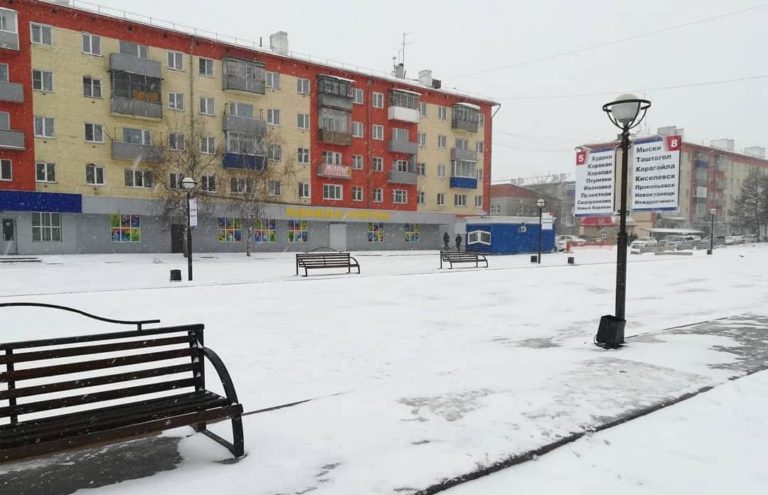 Таксисты оккупировали дворы домов у привокзальной площади