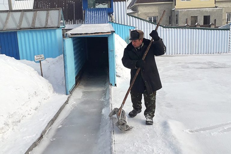 Зимняя горка дяди Лёни уже готова принимать гостей