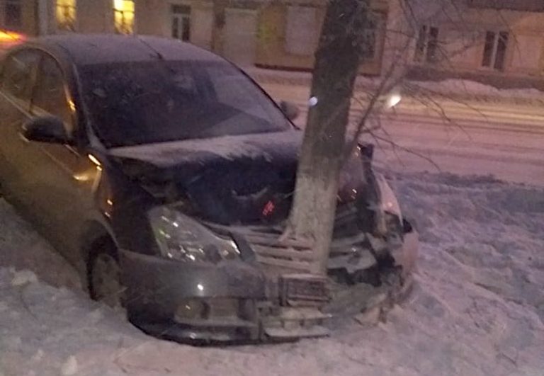 На улице Ленина иномарка врезалась в дерево