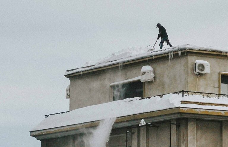 Кто отвечает за очистку крыш от снега и сосулек